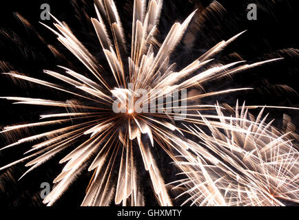 Grand blanc d'artifice de couleurs dans le ciel sombre Banque D'Images