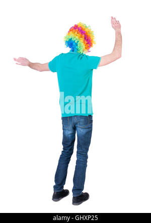Vue arrière de la danse jeune bel homme perruque de clown. Banque D'Images