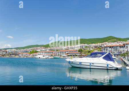 SVETI VLAS, BULGARIE - 1 mai : : Parking de yachts et bateaux, le 1 mai 2016 à Sveti Vlas, Bulgarie. Banque D'Images