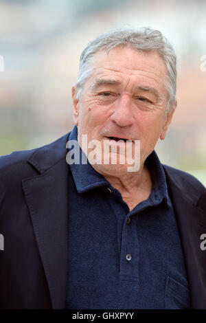 69e Festival de Cannes : Robert De Niro posing lors d'un photocall pour le film 'Les mains de pierre' (2016/05/16) Banque D'Images