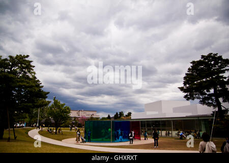 Les visiteurs marchent à travers une installation de verre coloré au musée d'art moderne en Kanazwa, Japon Banque D'Images