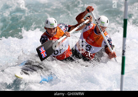 La société britannique David Florence (avant) et Richard Hounslow en action dans le slalom en canoë C2 Men's semi finale au stade d'eau vive, le sixième jour de la Jeux Olympiques de Rio, au Brésil. Banque D'Images