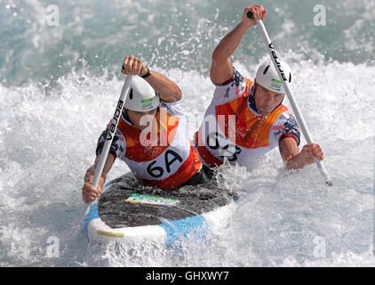 La société britannique David Florence (avant) et Richard Hounslow en action dans le slalom en canoë C2 Men's semi finale au stade d'eau vive, le sixième jour de la Jeux Olympiques de Rio, au Brésil. Banque D'Images