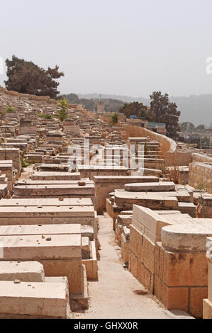 Jérusalem, Israël : vue sur les tombes du cimetière juif, le plus ancien cimetière de la ville, un lieu saint pour les Juifs sur le Mont des Oliviers Banque D'Images
