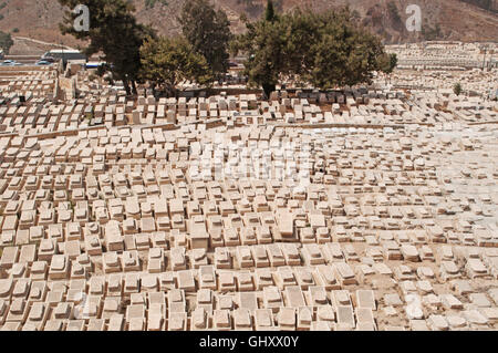 Jérusalem, Israël : vue sur les tombes du cimetière juif, le plus ancien cimetière de la ville, un lieu saint pour les Juifs sur le Mont des Oliviers Banque D'Images