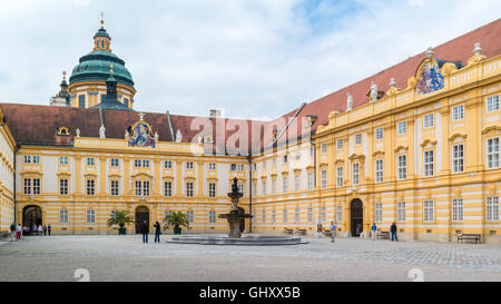 Les gens de prélats cour intérieure de l''Abbaye de Melk dans la vallée de la Wachau, Basse Autriche Banque D'Images