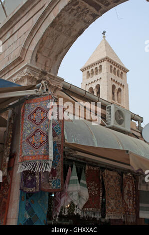 Jérusalem, Vieille Ville, Moyen Orient : le clocher de l'Église luthérienne du Rédempteur par une arche et d'un souk Banque D'Images