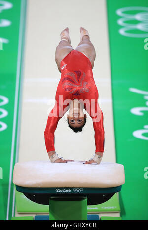 Great Britain's Elissa Downie effectue sur la voûte au cours de la gymnastique artistique féminine finale concours général individuel à l'Arène Olympique de Rio, le sixième jour de la Jeux Olympiques de Rio, au Brésil. Banque D'Images