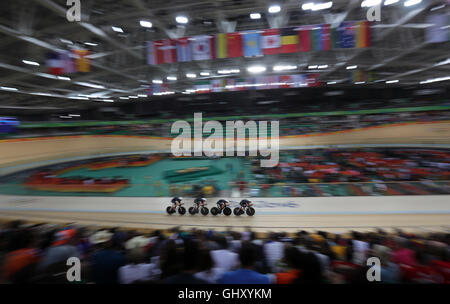 La société britannique Katie Archibald, Laura Trott, Elinor Barker et Joanna Rowsell Shand a établi un nouveau record mondial au cours de la qualification poursuite féminine au Rio Vélodrome Olympique, le sixième jour de la Jeux Olympiques de Rio, au Brésil. Banque D'Images