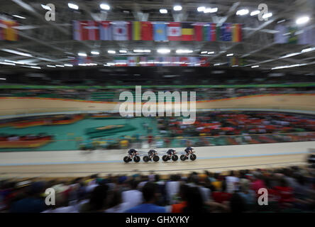 La société britannique Katie Archibald, Laura Trott, Elinor Barker et Joanna Rowsell Shand a établi un nouveau record mondial au cours de la qualification poursuite féminine au Rio Vélodrome Olympique, le sixième jour de la Jeux Olympiques de Rio, au Brésil. Banque D'Images