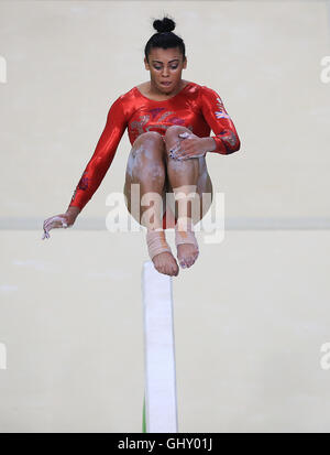 Great Britain's Elissa Downie effectue à la poutre lors de la gymnastique artistique féminine finale concours général individuel à l'Arène Olympique de Rio, le sixième jour de la Jeux Olympiques de Rio, au Brésil. Banque D'Images