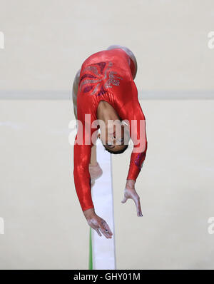 Great Britain's Elissa Downie effectue à la poutre lors de la gymnastique artistique féminine finale concours général individuel à l'Arène Olympique de Rio, le sixième jour de la Jeux Olympiques de Rio, au Brésil. Banque D'Images