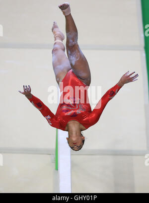 Great Britain's Elissa Downie effectue à la poutre lors de la gymnastique artistique féminine finale concours général individuel à l'Arène Olympique de Rio, le sixième jour de la Jeux Olympiques de Rio, au Brésil. Banque D'Images