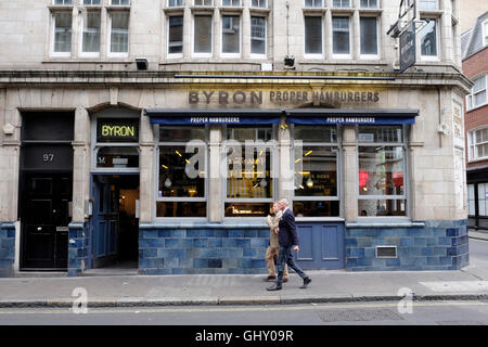 Une vue générale de Byron Hamburgers restaurant à Soho, Londres Banque D'Images