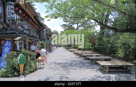 Restaurants traditionnels dans le jardin Kenrokuen à Kanazawa au Japon, l'un des trois grands jardins du Japon. Banque D'Images