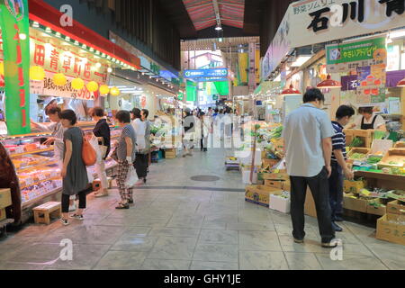 Les gens magasinent au marché Omicho à Kanazawa au Japon. Banque D'Images