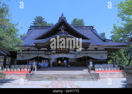 Les gens prient à Oyama shrine à Kanazawa au Japon. Banque D'Images