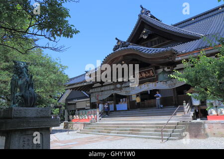 Les gens prient à Oyama shrine à Kanazawa au Japon. Banque D'Images