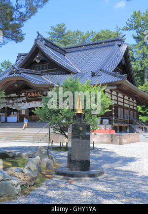 Toshiie Maeda, Kabuto (casque de guerre) et Oyama Shrine à Kanazawa au Japon. Banque D'Images