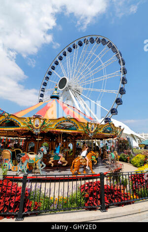 Grande Roue du centenaire et carousel. Le Navy Pier, Chicago, Illinois. Banque D'Images