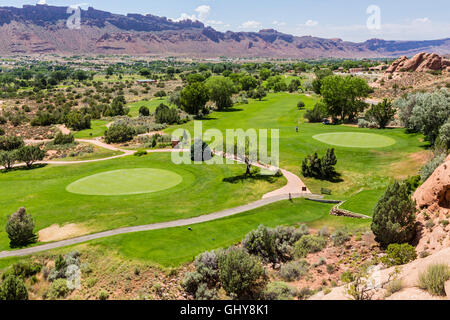 Golf Moab pittoresque niché parmi les roches rouges en Espagnol, juste au sud de la vallée de Moab, Utah. Banque D'Images