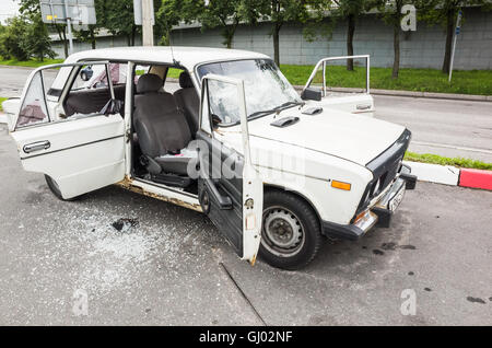 Saint-pétersbourg, Russie - 6 août 2016 : blanc concassé VAZ-2506 voiture avec des fenêtres cassées et les portes brisées Banque D'Images