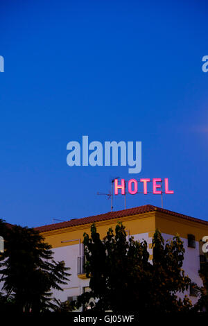 Allumé rouge hotel sign sur la toiture du bâtiment, calabardina, Espagne Banque D'Images