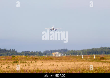 Brume de chaleur de l'Airbus A320 de Finnair floue landing Banque D'Images