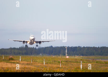 Brume de chaleur de l'Airbus A320 de Finnair floue le décollage Banque D'Images