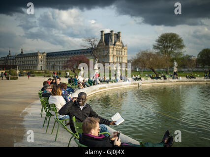 Les gens se détendre sur un soir de printemps dans le jardin des Tuileries, Paris, France Banque D'Images