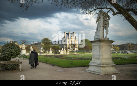 Un couple en train de marcher dans les Jardins des Tuileries, Paris, France Banque D'Images