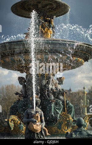 Les fontaines de la Place de la Concorde, Paris, France Banque D'Images