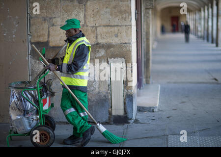 Un employé municipal, la Place des Vosges, Paris, France Banque D'Images