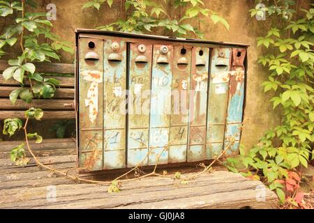 Ancienne boîte aux lettres sur le banc Banque D'Images