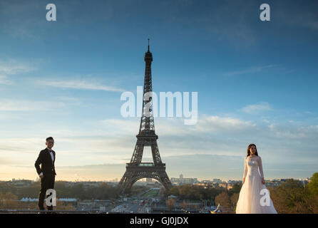 La photographie de mariage au Palais de Chaillot, avec la Tour Eiffel en toile de fond, Paris, France Banque D'Images