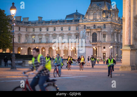 Un tour en vélo laissez-passer de groupe de l'Arc de triomphe du Carrousel et palais du Louvre au crépuscule, Paris, France Banque D'Images