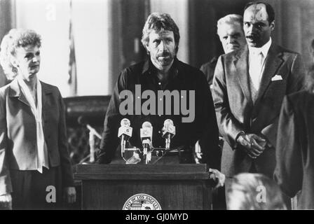 HERO- Top-Cop O'Brian 'Hero', leidet unter, Alpträumen seit er vor drei Jahren den psychopathischen Frauenmörder Lune geschnappt hat. Auch seine schwangere Freundin, die Psychologin Kay, kann kaum ihm helfen. Eines Tages beginnt für O'Brian der Horror erneut Dem bestialischen : Killer Lune ist die Flucht aus der Nervenklinik gelungen... Bild : CHUCK NORRIS, Mitte (O'Brian), Ron O'NEAL, 159 (Maire) Régie : William Tannen aka. Héros et la terreur Banque D'Images