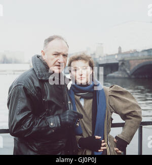 Objectif - D'ZIELSCHEIBE USA 1985 / Regie : Arthur Penn Walter Lloyd (Gene Hackman) wird eines Tages auf dramatische Weise mit and Crew senneur konfrontiert. Festivals »Europareise« auf einer wird seine Frau Donna entführt. Er soll nach Paris kommen. Gemeinsam mit seinem Sohn Chris macht er sich auf den Weg. Dabei treffen Sie auf Carola (ILONA GRÜBEL). Regie : Arthur Penn aka. Target Banque D'Images