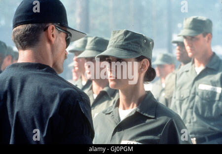 DIE AKTE JANE- die-Nachrichtenoffizierin nous ehrgeizige Lt.Jordan O'Neil wird als erste der Frau zum Ausbildungstraining-Navy SEALS zugelassen. Neben dem Hass der Kollegen macht ihr besonders der sadistische Master Chief Urgayle zu schaffen. Voir mit DEMI MOORE (Mitte) als Jordan O'Neil. Regie : Ridley Scott aka. Croix de la marine Banque D'Images