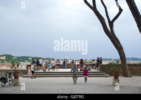 ROME, ITALIE - 23 juillet 2016:Orange garden, Giardino degli Aranci parc public, les gens à la terrasse panoramique Banque D'Images