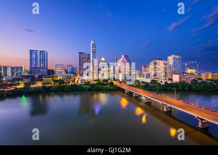 Austin, Texas, USA sur le centre-ville sur la rivière Colorado. Banque D'Images