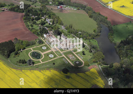 Vues aériennes de l'English Heritage Cour Witley et jardins près de Great Witley situé au milieu des champs de colza jaune du Worcesterhire campagne Banque D'Images