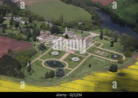 Vues aériennes de l'English Heritage Cour Witley et jardins près de Great Witley situé au milieu des champs de colza jaune du Worcesterhire campagne Banque D'Images