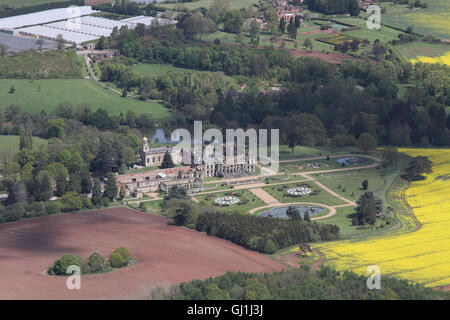 Vues aériennes de l'English Heritage Cour Witley et jardins près de Great Witley situé au milieu des champs de colza jaune du Worcesterhire campagne Banque D'Images