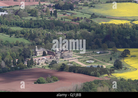 Vues aériennes de l'English Heritage Cour Witley et jardins près de Great Witley situé au milieu des champs de colza jaune du Worcesterhire campagne Banque D'Images