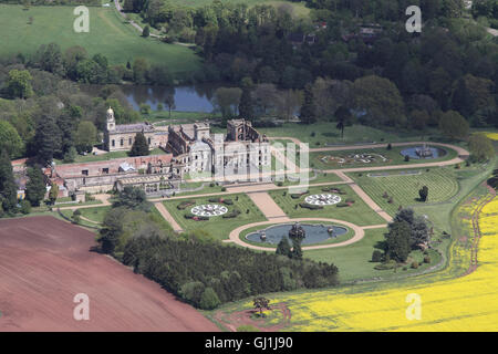 Vues aériennes de l'English Heritage Cour Witley et jardins près de Great Witley situé au milieu des champs de colza jaune du Worcesterhire campagne Banque D'Images