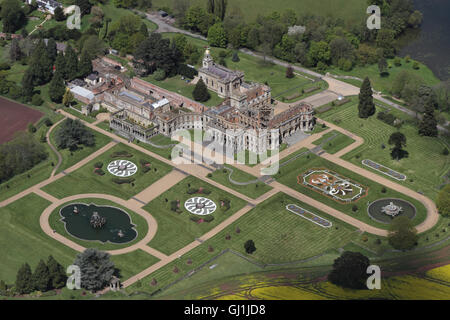 Vues aériennes de l'English Heritage Cour Witley et jardins près de Great Witley situé au milieu des champs de colza jaune du Worcesterhire campagne Banque D'Images