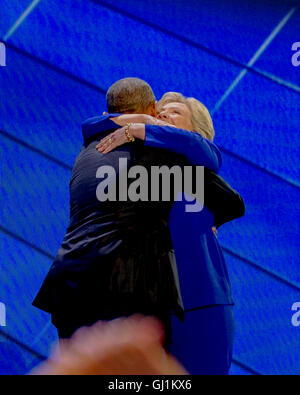 Philadelphie, Pennsylvanie, USA, 27 juillet , 2016 Le président Barak Obama et Hillary Clinton à la DNC. Credit : Mark Reinstein Banque D'Images