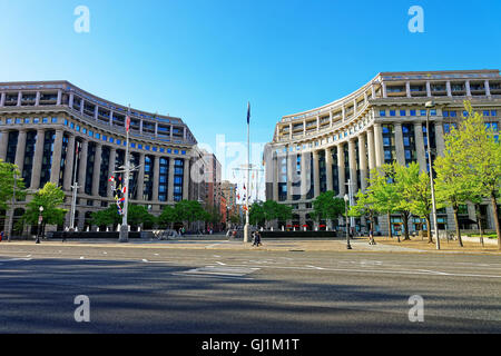 United States Navy Memorial est situé à Washington D.C., USA. C'est un symbole pour ceux qui était et est membre de la Navy, du Marine Corps, la Garde côtière et la marine marchande. Banque D'Images