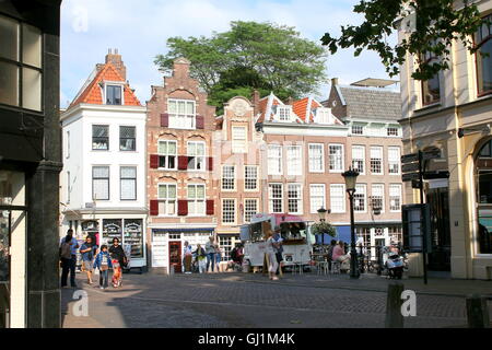 Vendeur de crème glacée et les gens du shopping au centre de Vismarkt square, Utrecht, Pays-Bas Banque D'Images